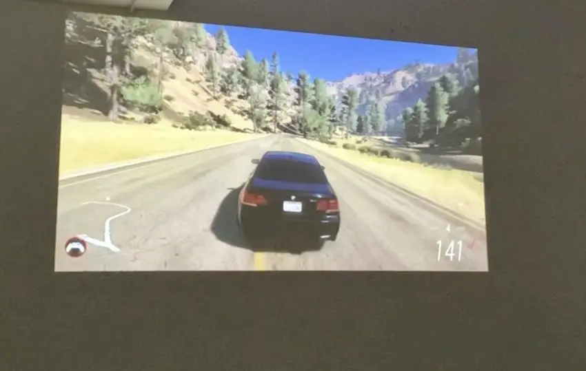 Abbildung des Videospiel auf dem Beamer
