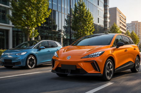 Orangefarbener MG4 EV Urban fährt in einer modernen Stadt neben einem blauen VW ID.3 auf einer breiten Straße bei warmem Abendlicht.