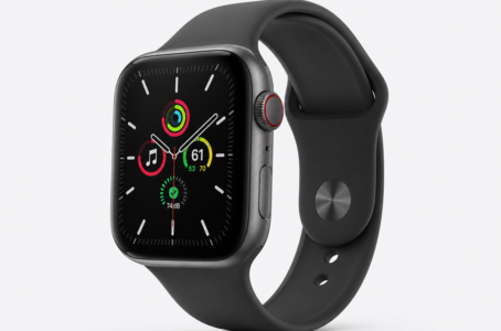 Schwarze Apple Watch mit Sportarmband und modernem Zifferblatt vor hellem Hintergrund