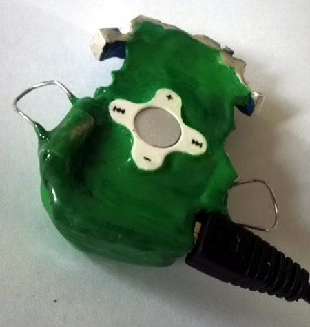 Play a Grill MP3 Player wird mit der Zunge gesteuert Play a Grill MP3 Player wird mit der Zunge gesteuert