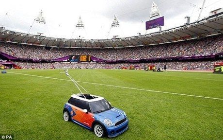 Ferngesteuerter Mini Cooper transportiert Sportgeräte bei Olympia 2012