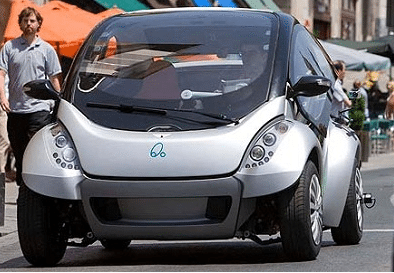 Zwei Personen haben im Hiriko City Car Platz.