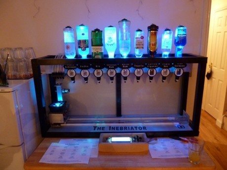 Inebriator - Roboter Barkeeper zaubert den Lieblingsdrink