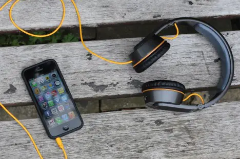 OnBeat Kopfhörer laden Smartphones und Tablets während dem Musik hören auf.