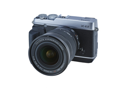 Das neue Objektiv auf der Fujifilm X-E2 (Foto: Fujifilm)