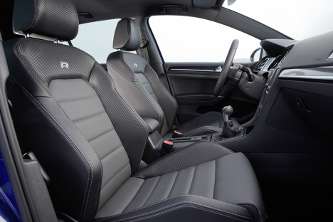 Im Interieur setzt sich der aggressive Auftritt fort. (Foto: Volkswagen)