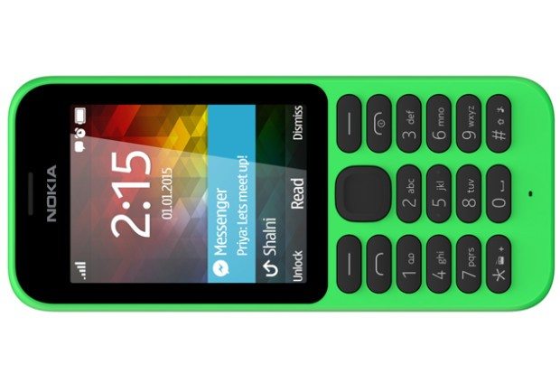 Back to the basics: Das Nokia 215 ist ein einfaches Mobiltelefon mit Internetanschluss (Foto: Microsoft)