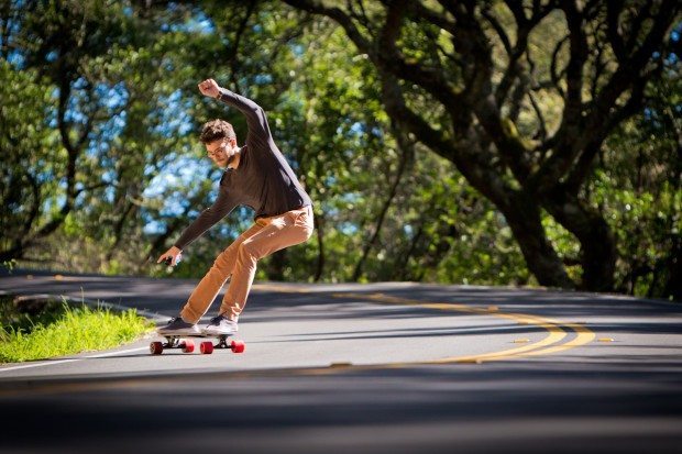 Gleiten wie von Geisterhand: Skateboard Monolith mit verstecktem Elektroantrieb (Foto: Inboard Sports)