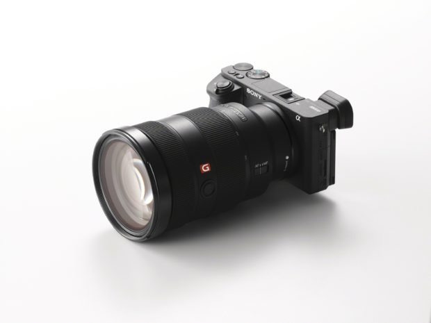 Die Sony Alpha 6500 lässt sich optimal ausstatten und hat einen blitzschnellen Autofokus (Foto: Sony)