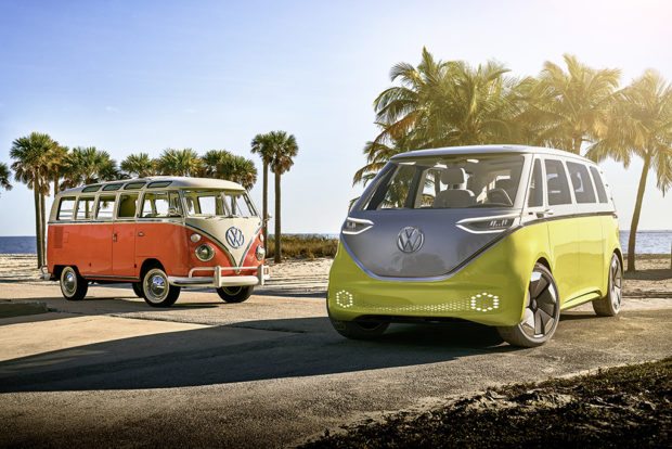 Volkswagen Showcar I.D. BUZZ und Volkswagen T1 (Foto: Volkswagen)