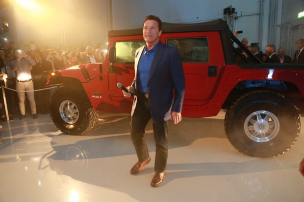 Arnold Schwarzenegger am Elektro-Hummer Foto: obs/Kreisel Electric GmbH/Martin Hesz