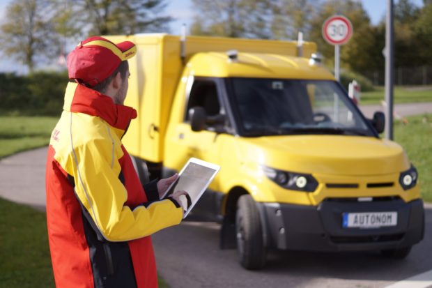 Mit Sensortechnik von ZF sowie der KI-fähigen Steuerbox ZF ProAI von ZF und NVIDIA baut Deutsche Post DHL Group ab 2018 eine Testflotte autonom fahrender StreetScooter-Lieferfahrzeuge auf. (Foto: DPDHL)