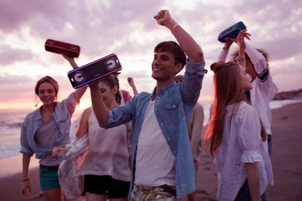 Sony Party Booster als Partyhit für den Strand (Foto: Sony)