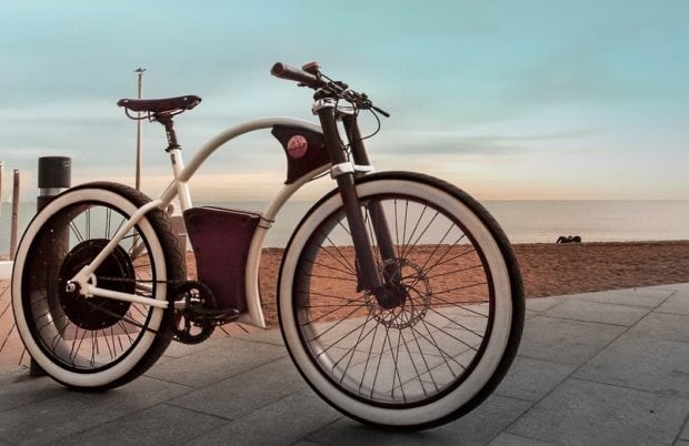 Mit dem Rayvolt Torino fährt man gerne zum Strand (Foto: Rayvolt)