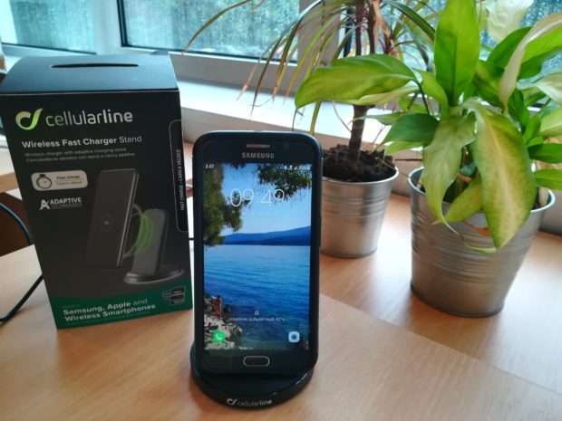 Cellularline Wireless Fast Charger Stand im Test