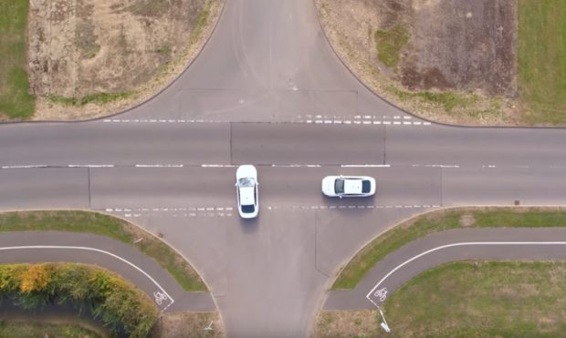 Wenn Autos wie ferngesteuert kolissionsfrei über Kreuzungen gleiten (Foto: Ford)