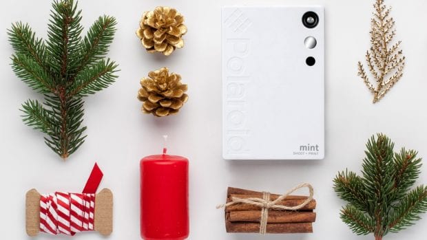 Digitale Sofortbilder unterm Weihnachtsbaum mit der Polaroid Mint (c) Polaroid