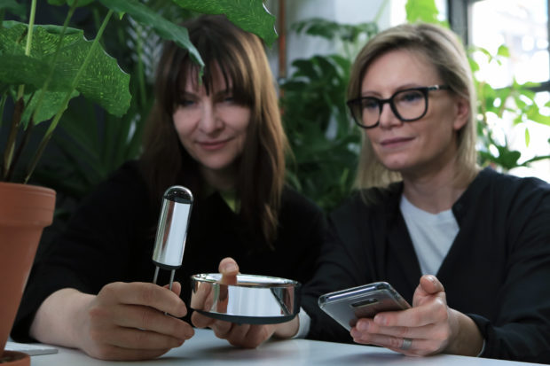 Die FYTA Beam Gründerinnen Claudia Nassif und Sylvie Basler mit dem von ihnen entwickelten smarten Pflanzensensor