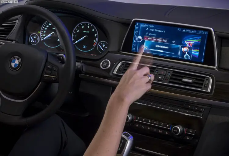 BMW Innenraum mit Touchscreen in der Mitte. Eingabe mittels Fingern.