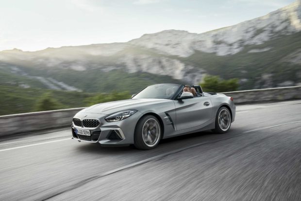 BMW Z4 (ein sportliches Cabrio) auf eine kurvigen Strasse vor einer Bergkulisse.