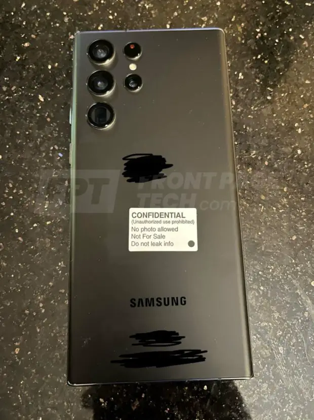 Ansicht der Rückseite des Samsung Galaxy S22 Ultra. Oben links sind die fünf Kameralinsen gut erkennbar.