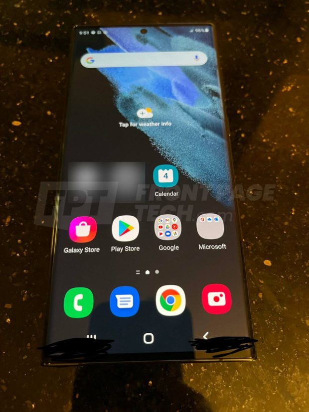 Vorderseite des Geräts. Das Display füllt die komplette Front.