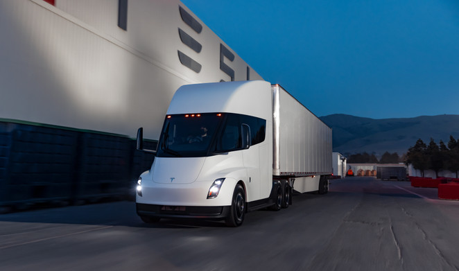 Frontansicht des Tesla Semi Truck mit einem angschlossenen Anhänger