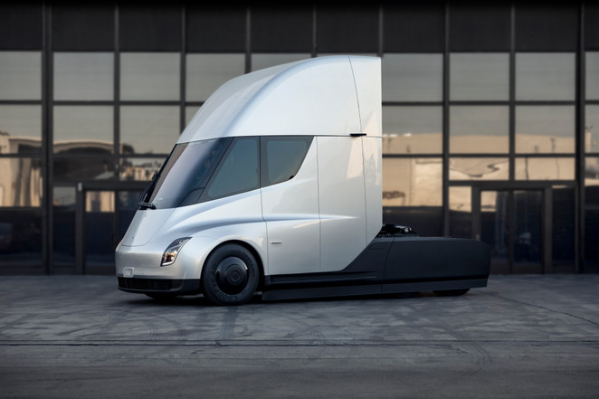 Seitenansicht eines weissen Tesla Semi-Trucks