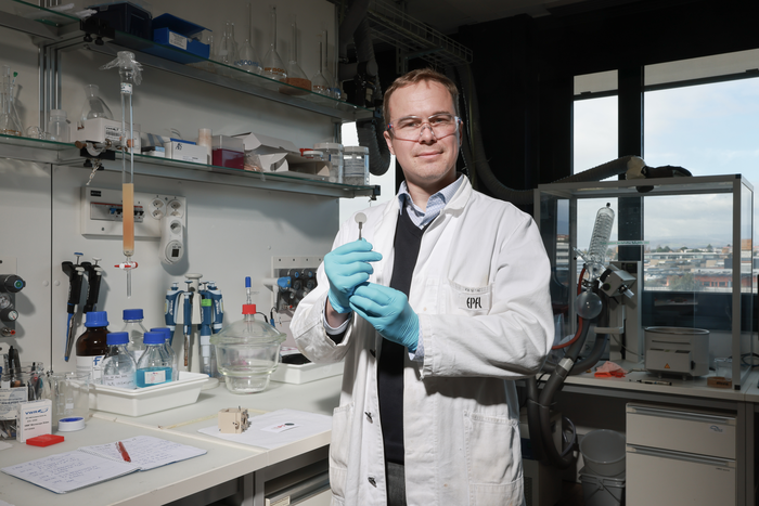 The scientist KEvin Sivula in his lab (Alain Herzog / EPFL, CC BY-SA)