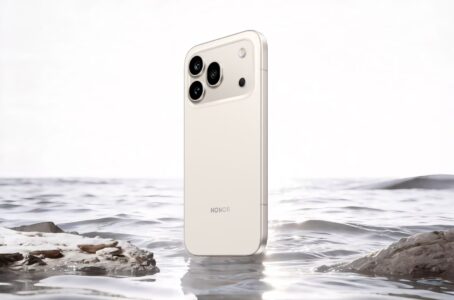HONOR 600 Serie als modernes Smartphone vor goldenem Wasserhintergrund mit fließenden Lichtreflexen